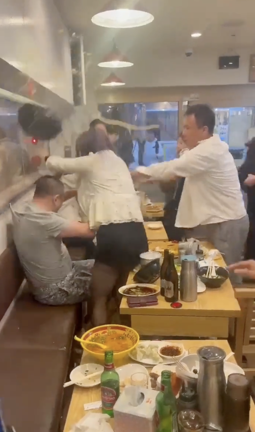 吹っ飛ぶラーメン、飛び交う皿、中国語の怒声　池袋の飲食店で乱闘が発生