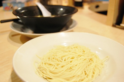 ワイ「あの…スープ飲んじゃったんですけど替え玉出来ますか？」ラーメン屋「あいよーっ！」