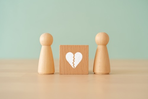 【悲報】既婚女性「夫にいつものヨーグルト買ってきてって言ったら、いつものヨーグルト買ってきたから夫に投げつけた」