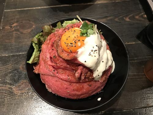 800px-レッドロック_ローストビーフ丼_R