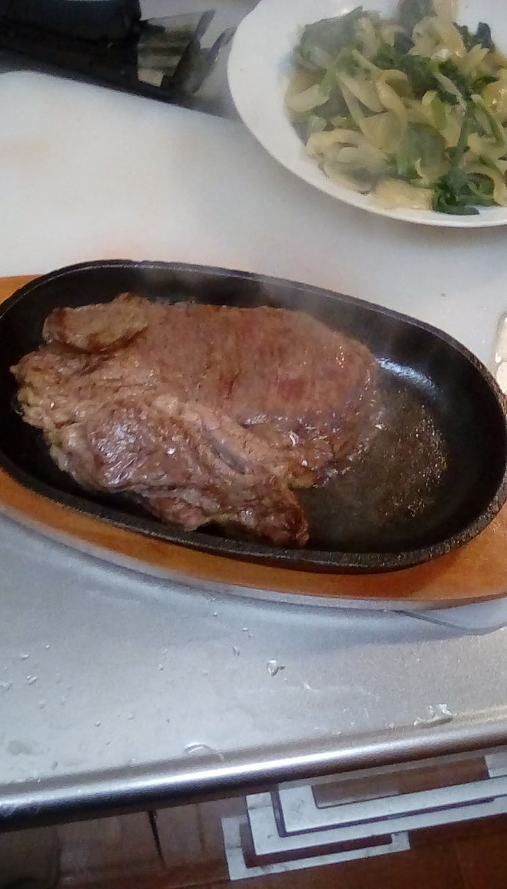 500円の安いステーキ肉焼くで お料理速報