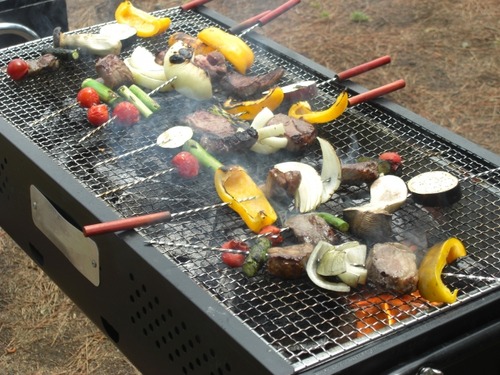 準備から片付けまで全てやってくれる「バーベキューのデリバリー業者」がゴミを公園に捨てている