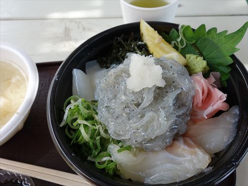 俺「江の島に来たら生シラス丼でしょ」　友A「まっず何これ！？」　友B「臓物の味がする」　友C「生シラスどけて食ったらうめーぞ！！」 	