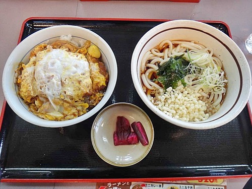 カツ丼とたぬきうどんのセットって最高だよな