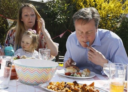 ナイフとフォークでホットドックを食べたイギリス首相の写真がネタにされる