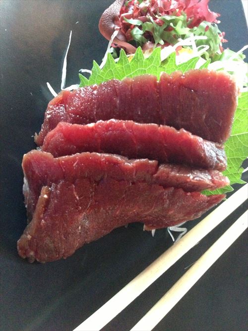 Blue_whale_meat_sashimi_R