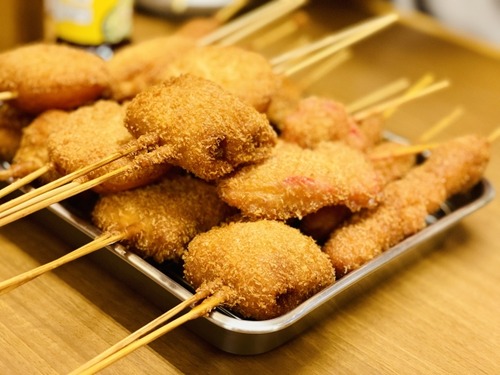 地本民「大阪だから串カツ食べたい！たこ焼き食べたい！」ワイ「アハハ……ほな行こか……」