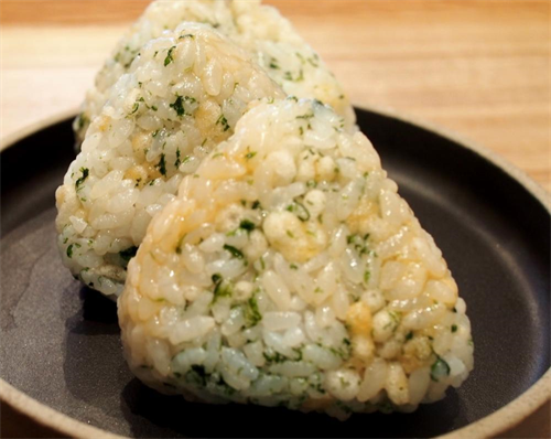 夜食なのにあっと言う間にメシ2合喰ってしまう、その名も「悪魔のおにぎり」