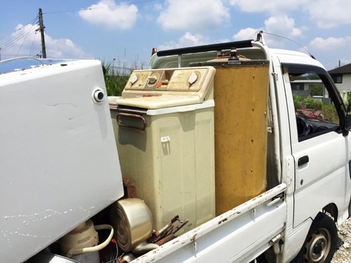 廃品回収車🚚「どんな物でも、無料で回収いたします」ワイ「はえ～」