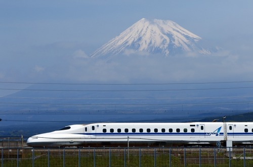 東京駅で弁当買っても新横浜までは食べちゃいけない法律