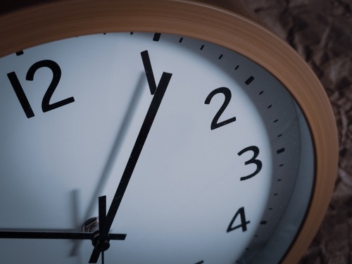 【悲報】 昭和世代さん、「1時間弱」は1時間に満たない、「1時間強」は1時間＋αだと思ってる????