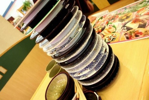 ワイ「回転寿司15皿食べた」なんJ民「20は余裕」「30いける」「35くらい」「45食べた事ある」