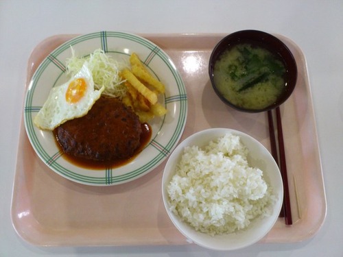 大学の学食　400円でこれ　高いか安いか