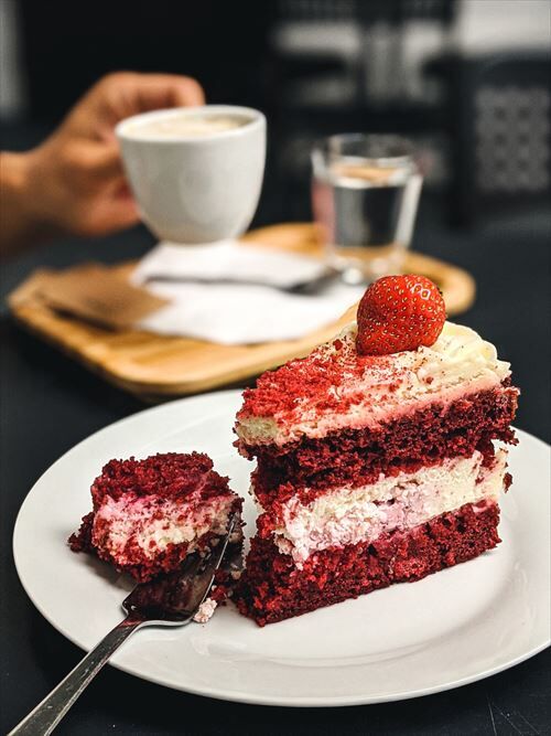 caf_cake_close__hands_strawberry-1630288_R