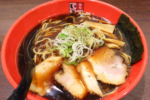 真っ黒なラーメンが看板メニューの「麺屋いろは」秋葉原に登場