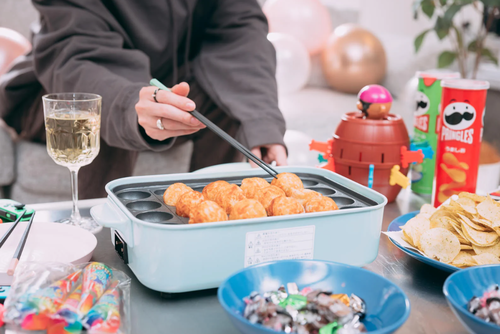 家で一人タコパしてたこ焼き60個食べたんやが今足の親指がめちゃくちゃ痛い