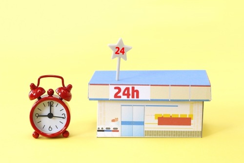 ワイ「ファミマバイトするか」店長「夜でも出勤時おはようございますって挨拶するで！」ワイ「…」