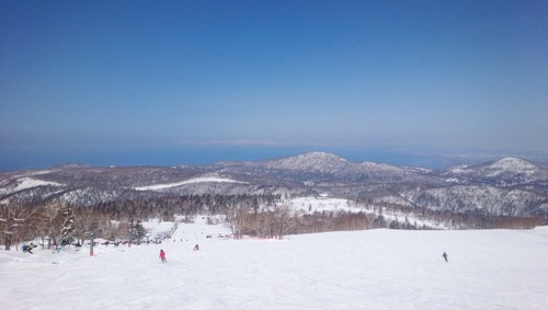 北海道のニセコがまるで海外高級リゾート　大満喫する外国人富裕層の影で地元民悲鳴  	スーパーには3万円の肉や1パック5万円のウニが並ぶ