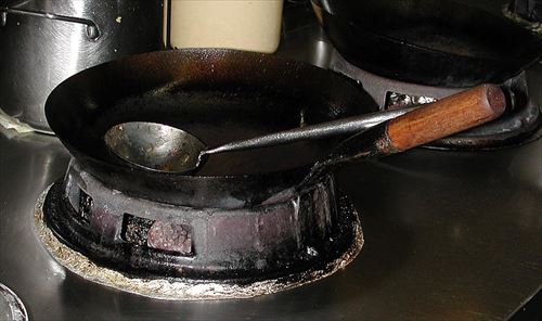 800px-Wok-on-chinese-stove_R