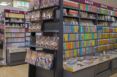 【悲報】本屋、客にブチ切れ「店で本や雑誌を見てその場で電子書籍を買う人がいる。もう耐えられない」