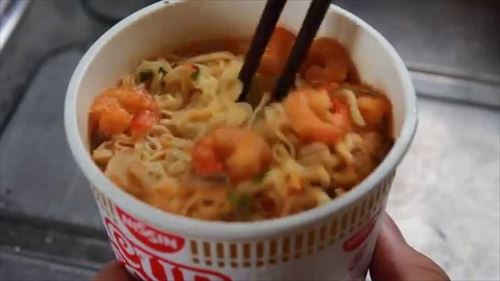 貧乏キャラ「給料日まで三食カップラーメン生活だ」