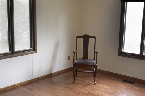 chair-in-an-empty-room_R