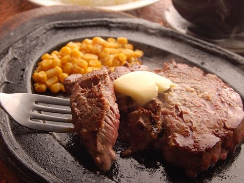 ステーキを食べる時って、どうやってフォークとナイフでライスを食べればいいの？