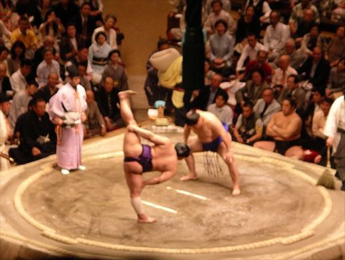 1191px-Dohyo-iri_in_Tokyo_2005_R