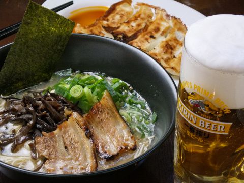 「店員さん、まずビールと餃子先に持ってきてね。ラーメンはその後適当で良いから！」