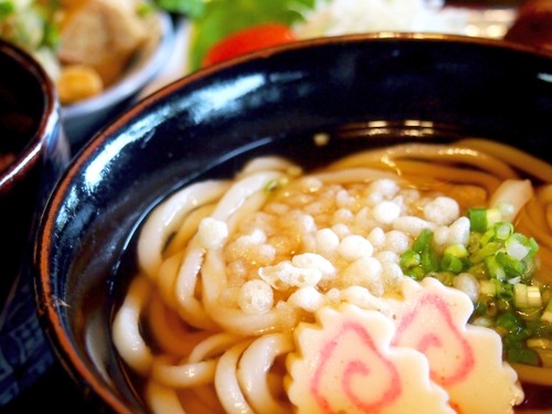 ワイ(12)「バッバのうどん美味しいね！」バッバ(75)「あんがどぉ～」 	