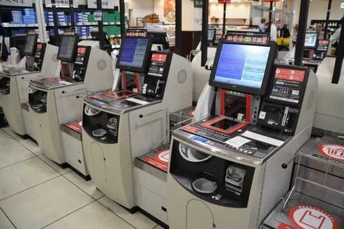 老人「タッチパネル嫌！　セルフレジ嫌！　レジ袋有料化嫌！　紙ストロー嫌！」