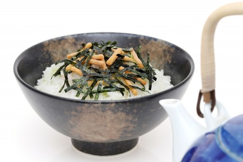 永谷園調査、お茶漬けにお茶をかける派15%、お湯をかける派70% 	