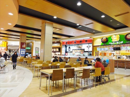 フードコードで一人で飯食ってたら家族で食事中の小さい子供がこっち見てニコニコしながら手を振ってきた 	