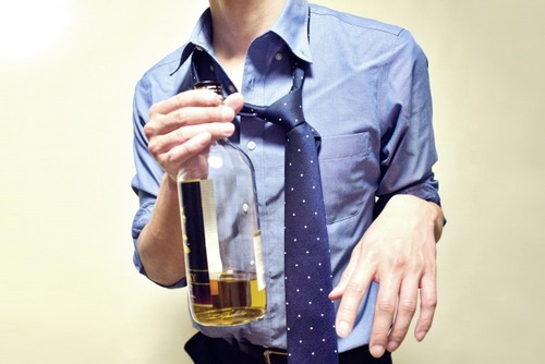 ビール飲みながらの「在宅勤務」が日課に バレたら「解雇」される？