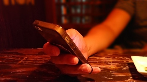 女「飲み会でモテたい男はトイレに行く時スマホを置いていけ」