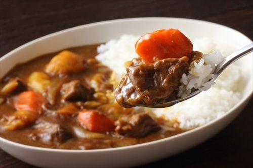 飯作るのがめんどいときにレトルトカレーを暖めるが最強は何か？未だ決めあぐねている。