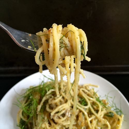パスタ食べるとき得意げにドヤ顔でスプーンの上でクルクル巻いて食べる奴いる？