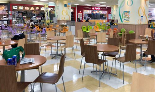 フードコートの子供「ねえあのおじさん一人で食べてるよ」