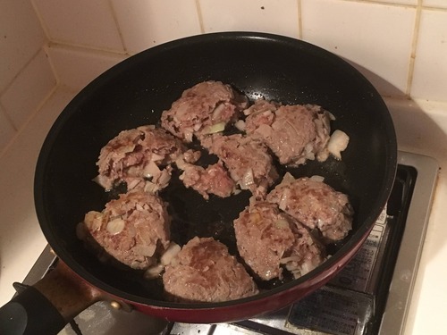 僕、初めてハンバーグを作るも失敗する 	