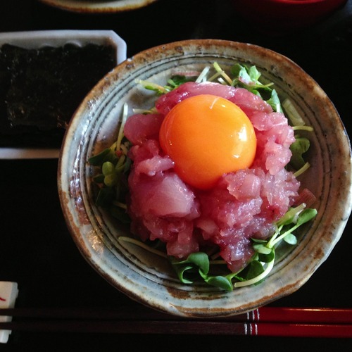 デブだから マグロの頭 食い尽くす