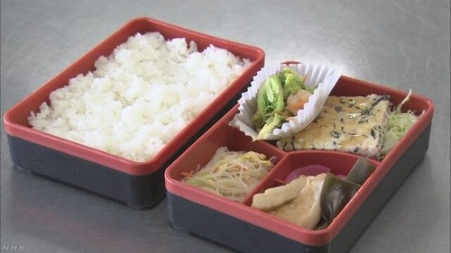 官弁を作ってくれる業者が減っている「弁当代415円、献立は当日決定、魚の骨は抜いてね、アレルギーと宗教対応もしてね」 	