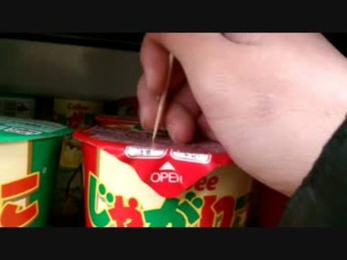 ドアにカレーぶちまける嫌がらせで逮捕のウーバーイーツ配達員はつまようじ少年だった！