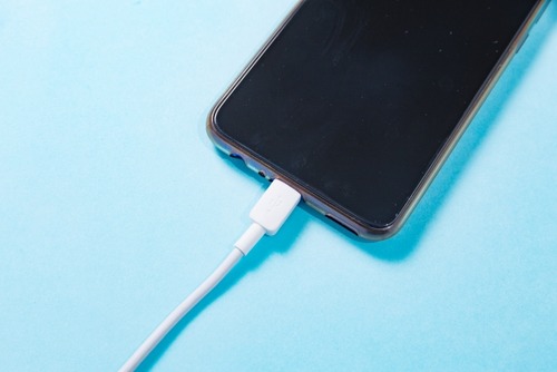【悲報】ドケチぼく、トイレは会社で済まし、スマホの充電も会社でしてしまう😭