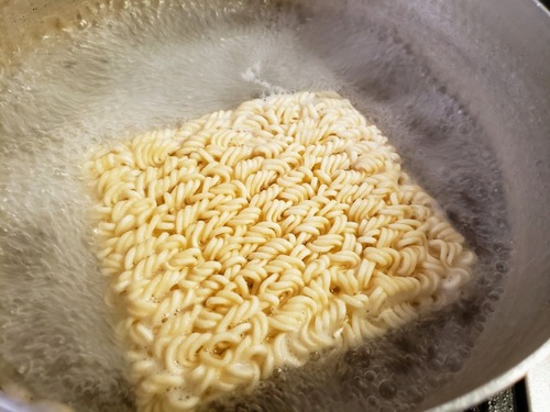 袋麺「水を500ml用意して沸騰させてください」ワイ「ふむ…」