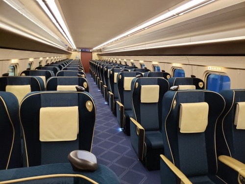 新幹線ワイ「ビール飲も」ﾌﾟｼｯ 客「ｼﾞﾛｼﾞﾛｼﾞﾛ」