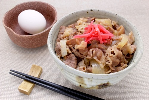 牛丼食べるときにスプーン使うの変ですか？