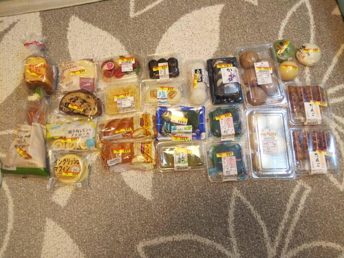 【画像】スーパーで半額の商品大量に買ってきたンゴ