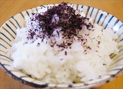 ごはんにかけても美味い、料理に使っても美味いふりかけ「ゆかり」について