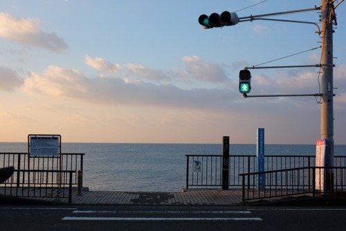 【悲報】鎌倉のセブンイレブンさん、駐車場を10分500円の有料にしてしまう