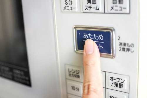 【悲報】20代女性、サツマイモを電子レンジで長時間加熱し煙が出るも外出→ 消防出動で大騒ぎになる